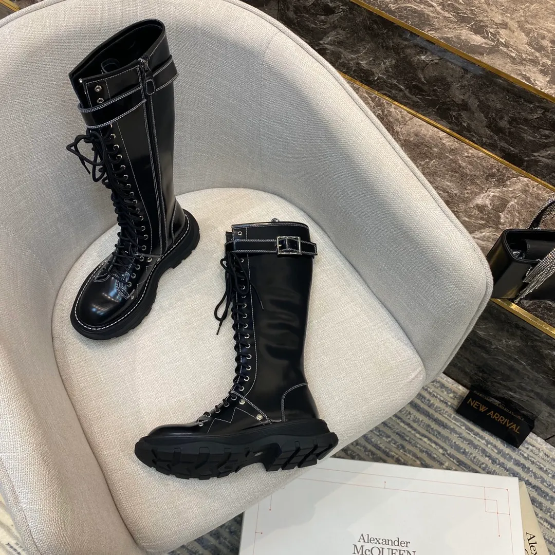 👟👟Ex-factory price 760👟👟MCQ McQueen boots ▪️The latest new color series of Alexander McQu**▪️2020s counter ────────────────This can completely replace its previous popular white shoe series 🎉 It is not picky about the foot shape at all, and it looks great on the foot ▪️Upper: exclusive custom-made original open-edge beaded cowhide ▪️ Inside: original customized sheepskin ➕ genuine leather welt ▪️Exclusive molded original outsole Anti-slip T👟👟Factory price U outsole Size 35-39 [40 can be customized and non-refundable]